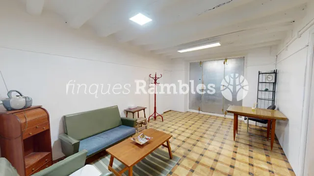 Casa de poble al centre de La Pobla de Claramunt amb molt potencial — 2
