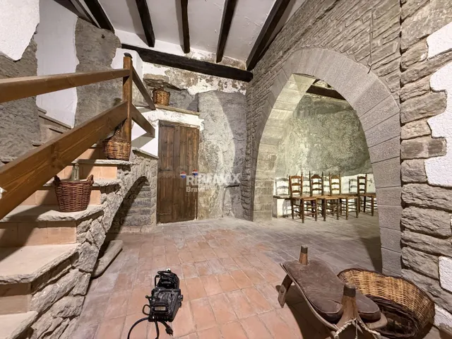 Rupit | Casa de piedra con encanto y gran potencial en el corazón del pueblo — 5