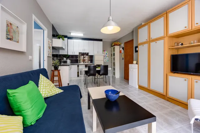 Apartamento semi reformado con orientación sur, vistas laterales al mar y piscina comunitaria. — 9