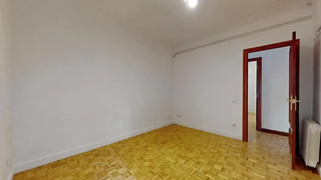 Vivienda en quinta planta con vistas panorámicas, luminosa, con 5 amplias habitaciones. — 48