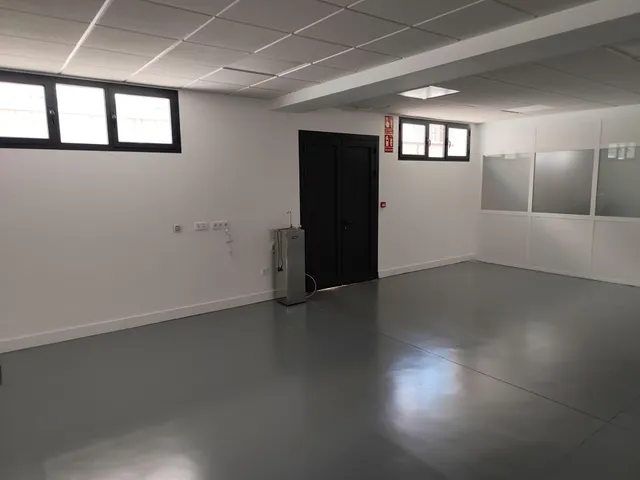 Nave en Poligono de Las Quemadas totalmente reformada y perfectamente instalada para uso mixto de oficinas y almacen — 39