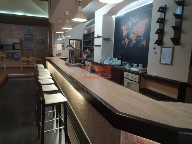 SE ALQUILA CAFE- BAR EN RONDA MERCEDES — 17