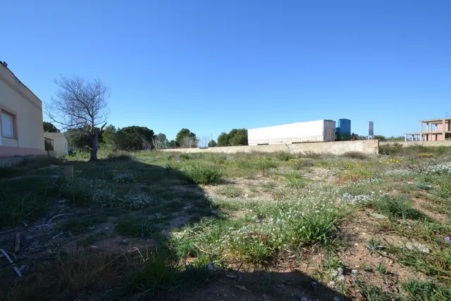 Terreno urbano de 600 m2 en venta en la urbanización Riumar - foto 4