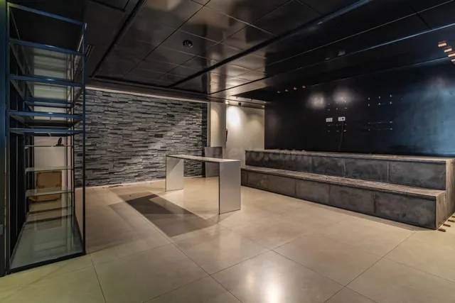 MAGNÍFICO LOCAL COMERCIAL CON TRES PLANTAS Y 460 M2 EN PLENO