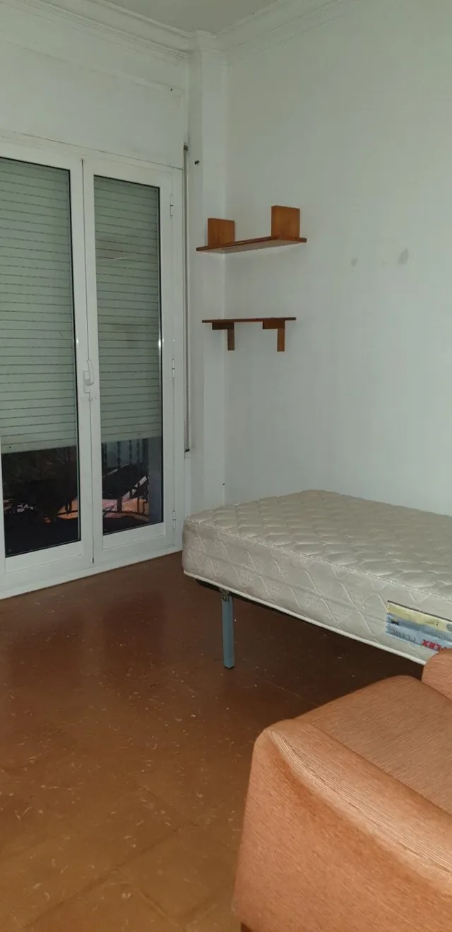 Piso para estudiantes -  4 habitaciones dobles,  gran terraza 50 m2 . Metro Maragall — 12