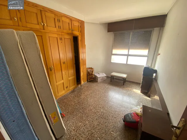 Grupo la Noria VENDE piso CON ascensor para REFORMAR y cochera individual con vado. 3 habitaciones, 1 baño. — 25