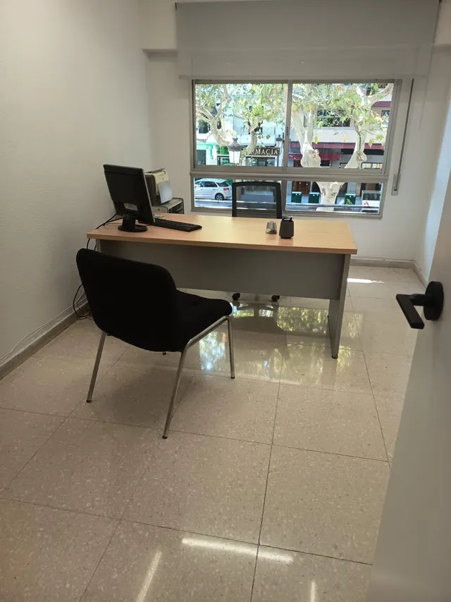 Despachos entre 14 a 20 m2, totalmente reformado y mucha luz natural, situado en pleno centro, con facilidades de parking — 26