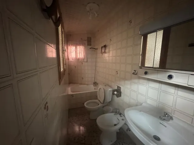 Edificio de dos apartamentos con terraza y garaje — 36