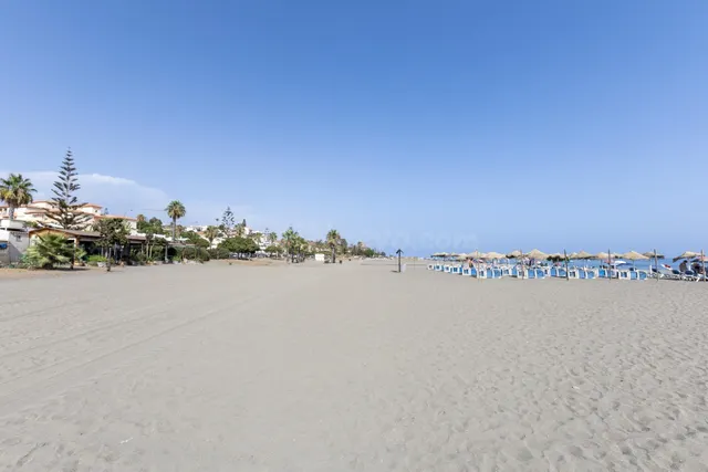 Adosado en primera línea de playa con vistas frontales al mar — 24