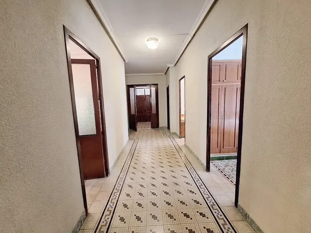 ✨Casa de estilo modernista con jardín privado y amplio garaj