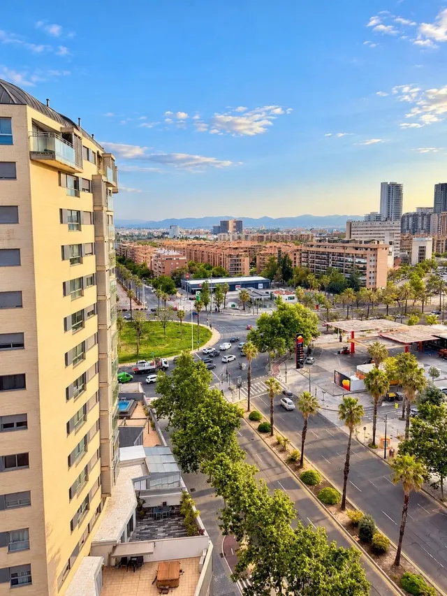 Piso de 4 habitaciones con terraza, piscina y vistas despejadas en Valencia — 18