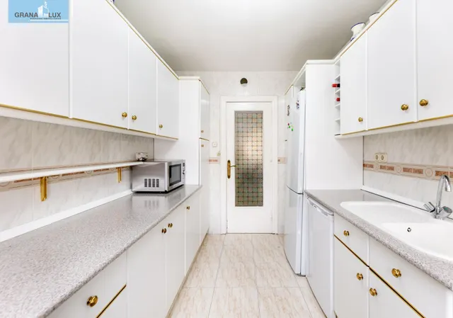 ¡Oportunidad única! Ático de 4 dormitorios y 2 baños con gran terraza frente al Colegio Agustinos (Arabial) — 17