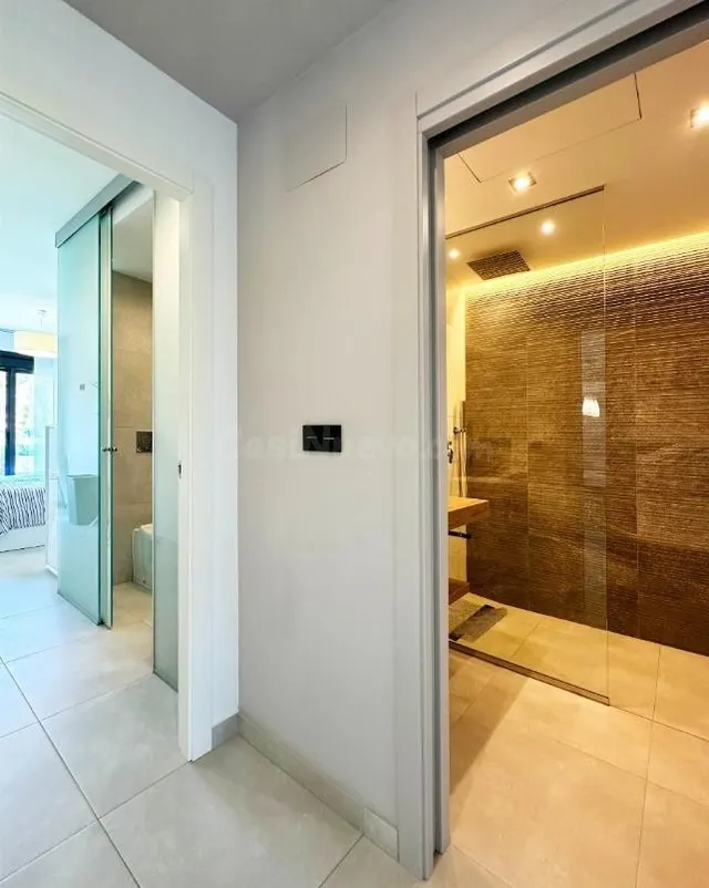 Se vende ático de 2 dormitorios en la primera planta con solárium privado en Oasis Beach XII, El Raso, Guardamar del Segura — 23