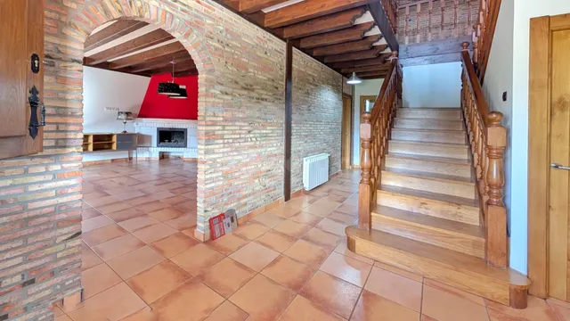Chalet con piscina, gran parcela y excelente ubicación junto - foto 3