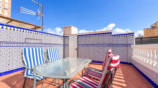 Ático dúplex totalmente reformado con 4 dormitorios, patio y