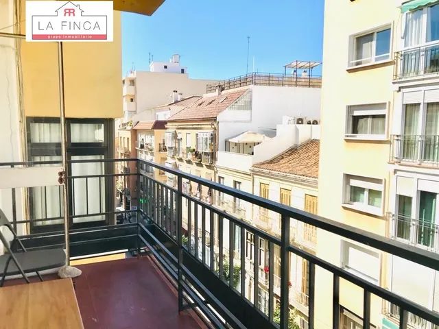 Edificio  con local comercial en plena Calle Victoria — 7