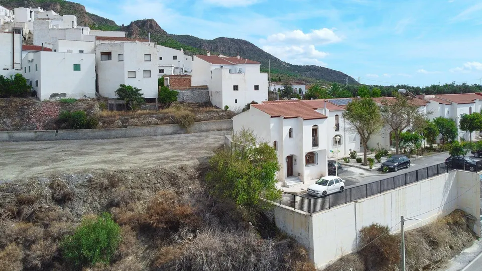CASA AMPLIA Y CÓMODA EN URRACAL