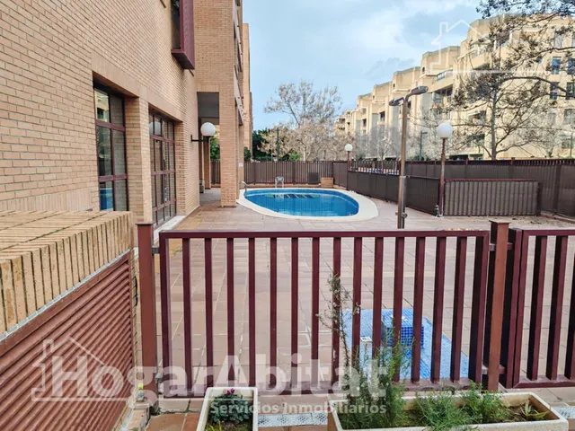 EN RESIDENCIAL CON PISCINA, GARAJE Y TERRAZA EN CAMPANAR — 2