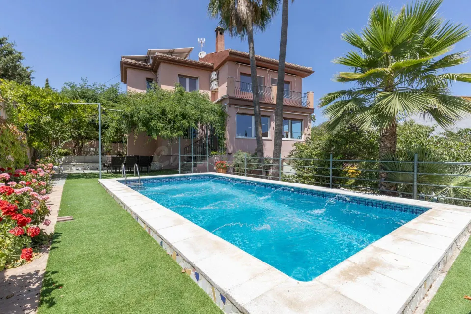 ESPECTACULAR CASA CON PISCINA EN LAS GABIAS