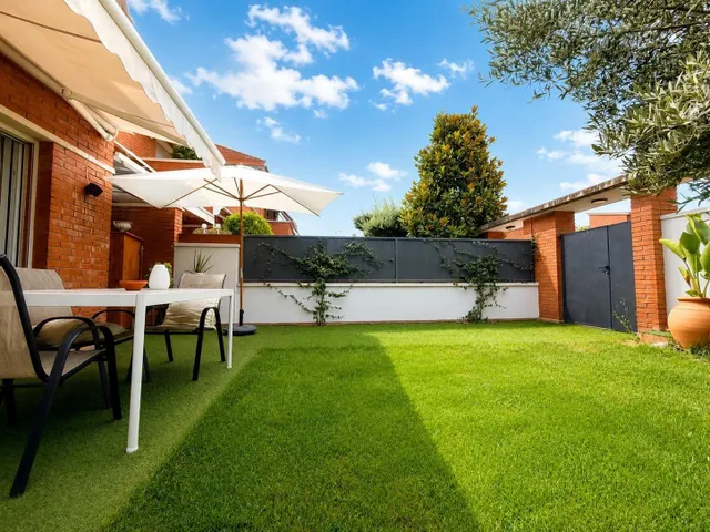 Chalet adosado completamente reformado en 2024, con jardín, terraza y gran garaje, a un paso de la playa. — 35