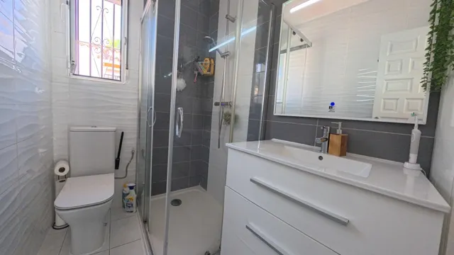 Chalet independiente de 4 habitaciones con piscina divida en dos plantas individuales — 23