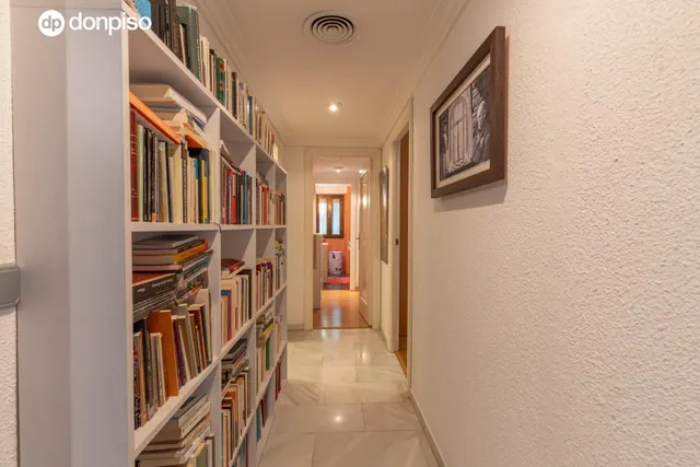 Exclusivo piso señorial con terraza en el Paseo del Salón (Cuesta de Escoriaza), con cochera y trastero. — 40