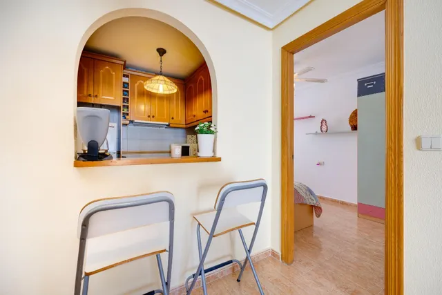 Apartamento de dos dormitorios con piscina comunitaria en el centro de Torrevieja — 23