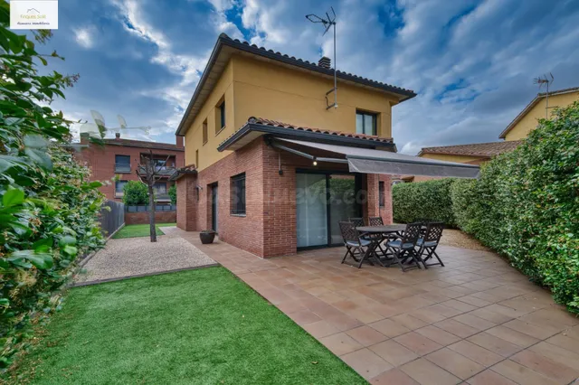Casa unifamiliar de 4 vents amb jardí al centre de La Roca d - foto 3