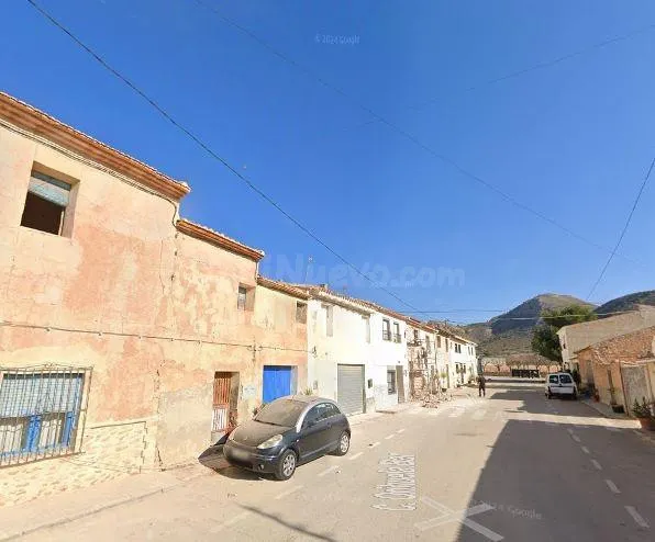 SE VENDE CASA OKUPADA en Calle Orihuela Barbarroja Nº 3 Orih