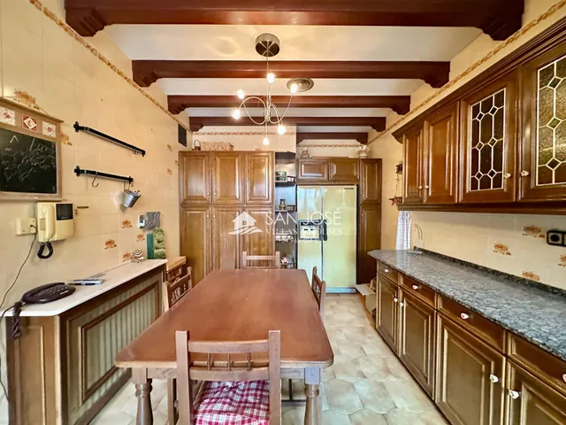 SE VENDE CASA CON PISCINA EN GLORIETA DE NOVELDA. — 28
