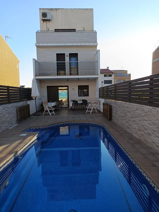 Preciosa casa moderna con piscina en la zona nueva a un paso - foto 2