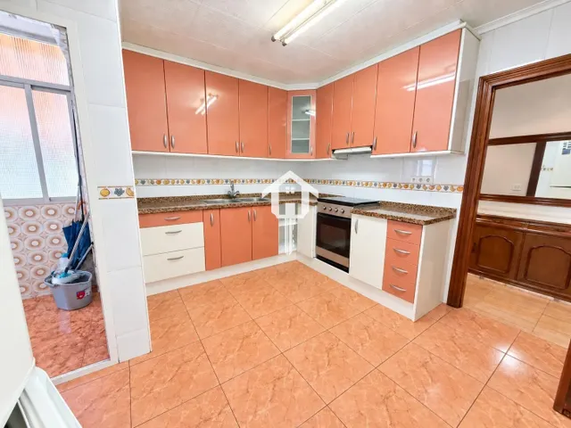 PISO EN VENTA EN ALICANTE. ZONA DE LA FLORIDA. 134m2 CON 4 habitaciones DOBLES, 2 BAÑOS COMPLETOS, TERCERA PLANTA CON ASCNESOR, TERRAZA Y DESPENSA. — 17