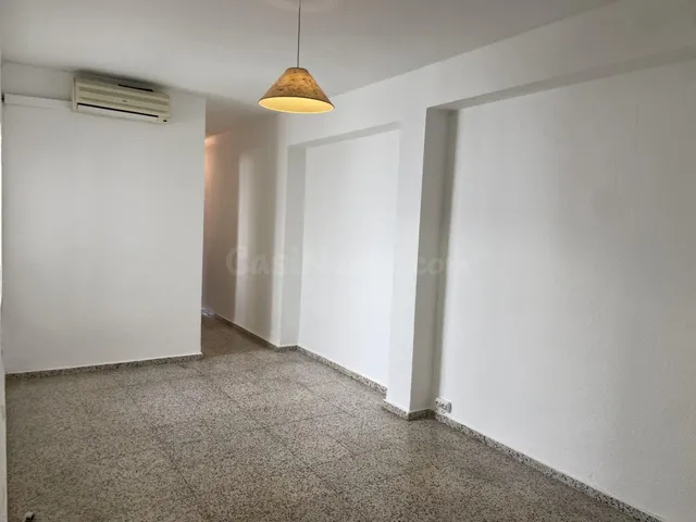 Piso en Avenida Almogávares. Tres dormitorios. Dos terrazas.