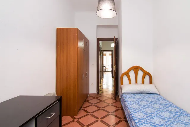 Por debajo de la Plaza Trinidad, a un paso de Facultad de Traductores, Derecho, Escuela de Arte y Oficios. Actualmente 6 estancias(incluido el salón). un cuarto de baño, un aseo, cocina. Techos Alto — 20