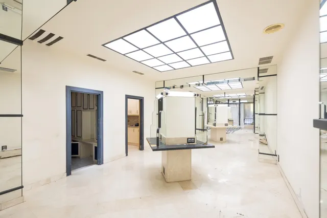 LOCAL COMERCIAL de 210 EN GRANADA. — 17