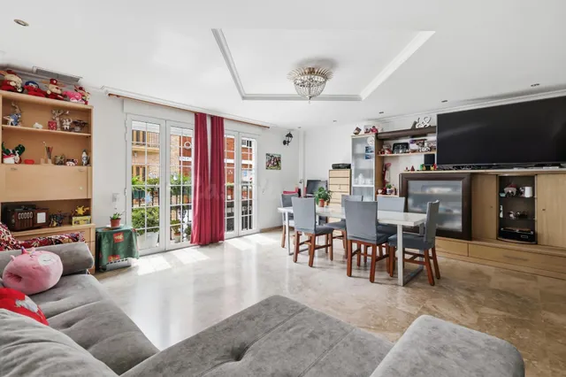 CASA INDEPENDIENTE CON ASCENSOR PRIVADO, GARAJE DIÁFANO DE G - foto 3