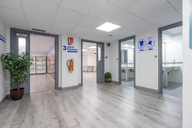 Venta de amplio y funcional local en zona inmejorable (avda. madrid) - Granada — 16