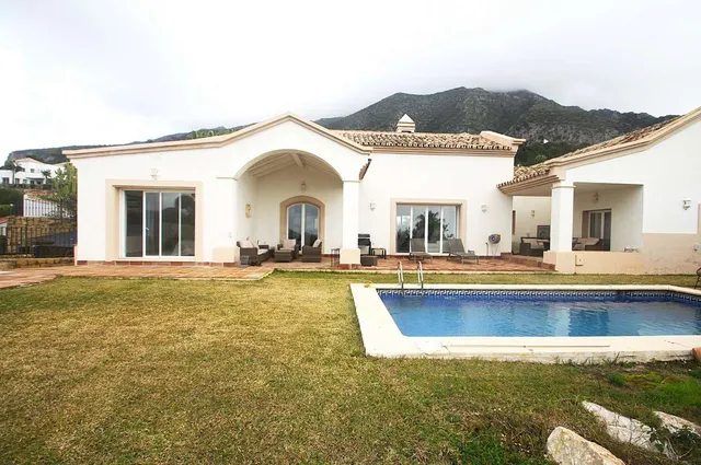 Chalet 4 habitaciones 223m² en venta - Istan pueblo - foto 2