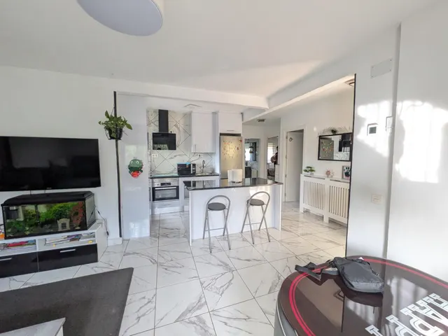 CHALET CON PISCINA EN URBANIZACIÓN — 9