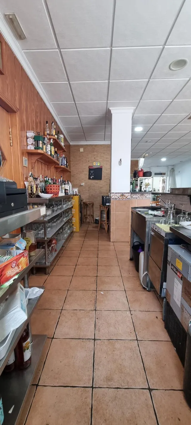 LOCAL COMERCIAL EN AVENIDA PRINCIPAL — 20