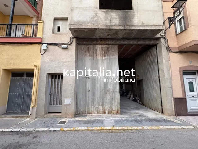 EDIFICIO DE 3 PLANTAS PARA TERMINAR DE CONSTRUIR A LA VENTA 