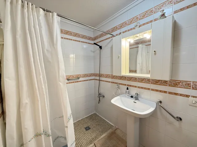 Apartamento en esquina de 2 dormitorios a 500 m de las piscinas naturales en Torrevieja!!! — 31