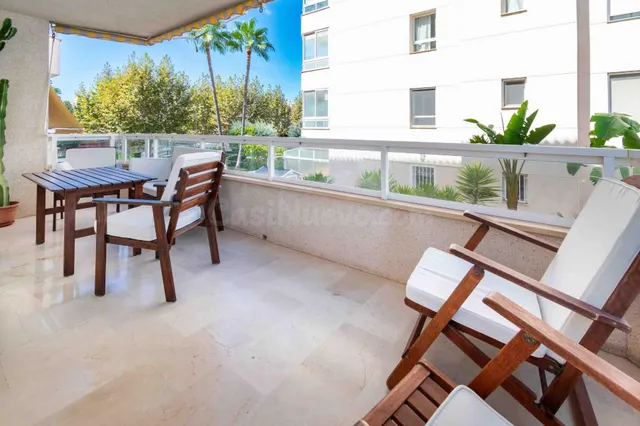 Apartamento de esquina de 3 dormitorios, 2 baños, parking y 