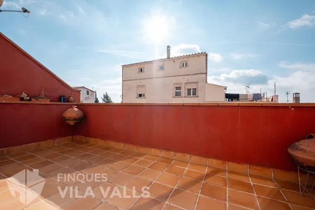 Casa adosada de tres plantas con jardín, terrazas y espacio tipo loft en garaje — 6