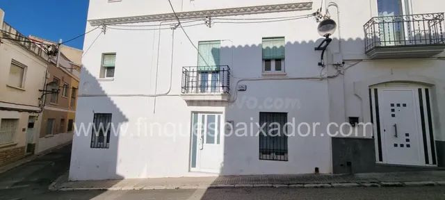 ¡FINQUES BAIXADOR PRESENTA ESTA CASA DE PUEBLO ESQUINERA EN 