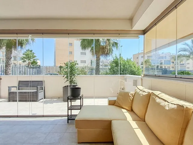 Amplio Apartamento en Esquina en Planta Baja con Terraza Acristalada y Jardín Privado en Green Hills — 3