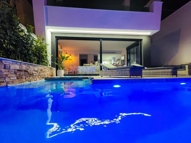 VILLA MODERNA CON PISCINA PRIVADA, JACUZZI Y SOLÁRIUM EN SAN
