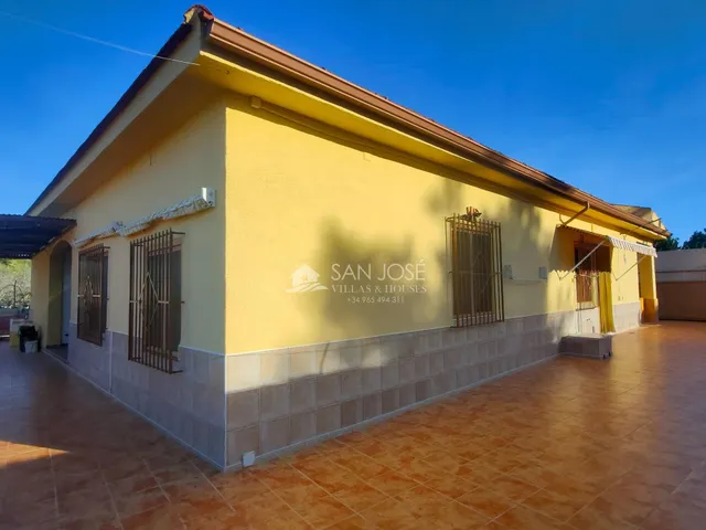 SE VENDE CHALET CON PISCINA EN MUY BUEN ESTADO EN ASPE ZONA DE UCHEL — 50