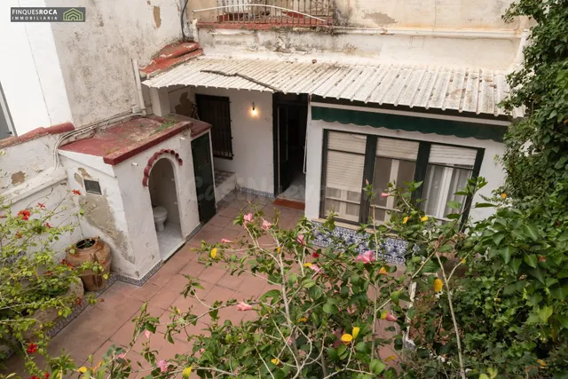 Casa Centrica del 1900, de Planta Baja, y dos pisos alto de  - foto 2