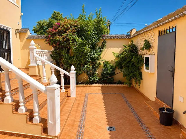 Villa independiente con piscina privada y 6 dormitorios junto a la Laguna Rosa de Torrevieja — 4